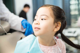 男牙医在为小女孩检查牙齿医疗流程高端素材