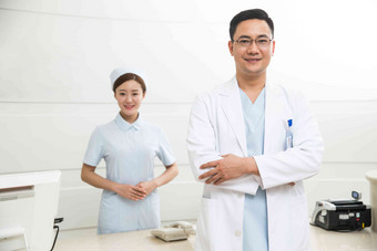 男医生和年轻女护士在服务台两个人高质量照片