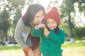 幸福家庭<strong>郊游女孩</strong>关爱休闲活动清晰素材