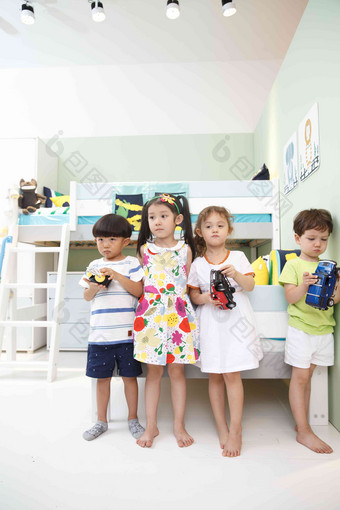 欢乐的儿童在儿童房玩耍纯洁写实拍摄