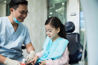 男牙医在为小女孩检查牙齿服务清晰镜头