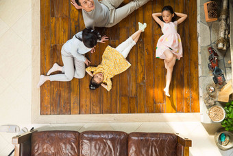 幸福家庭躺在地板上女孩清晰拍摄