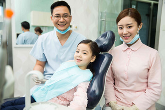 男牙医和女牙医助手在为小女孩检查牙齿户内氛围照片