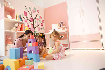 两个小女孩和妈妈在卧室玩耍女人氛围素材