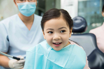 男牙医在为小女孩检查牙齿医药职业高清摄影图