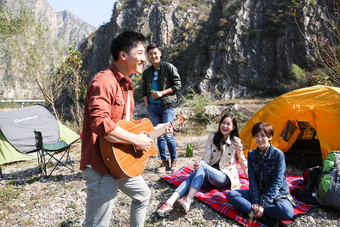 青年男女在山里露营