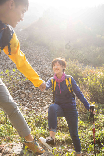 青年男女登山