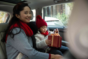 母亲和女儿乘车<strong>回家</strong>春节氛围图片