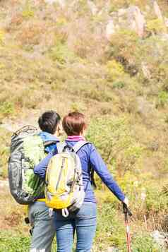 青年男女登山