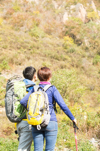 青年男女登山