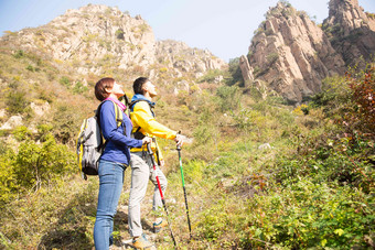 青年男女登山