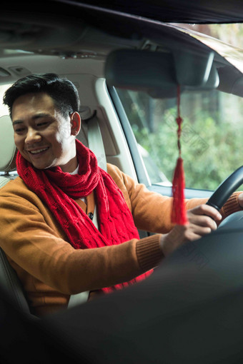 青年男人驾驶汽车