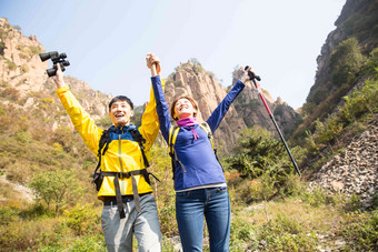 青年男女登山彩色图片氛围照片