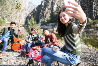 青年露营东方探险青年女人拍摄