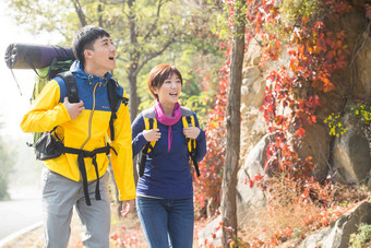 青年男女登山