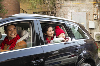 幸福家庭坐在汽车里母亲高质量图片