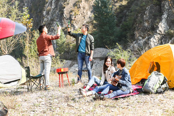 青年男女在山里露营