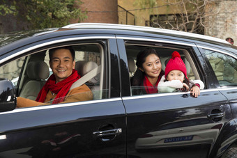幸福家庭坐在汽车里