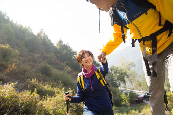 青年男女登山日光清晰场景