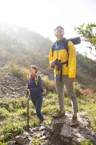 青年男女登山山高质量场景