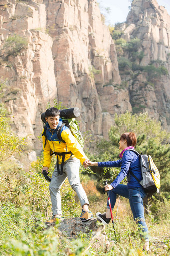 青年男女登山