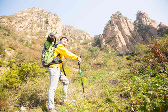 青年男人登山