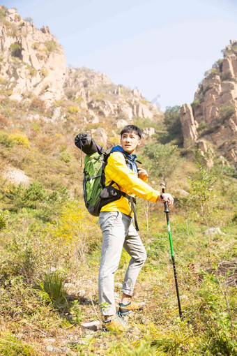 青年男人<strong>登山</strong>