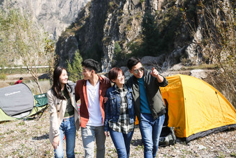 青年男女在山里露营