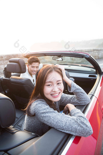 青年男女开车出去旅行