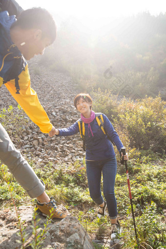 青年男女登山乐趣图片