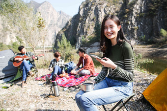 青年男女在山里露营