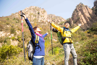 青年男女登山