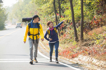 青年男女登山