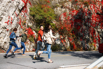 青年男女徒步旅行