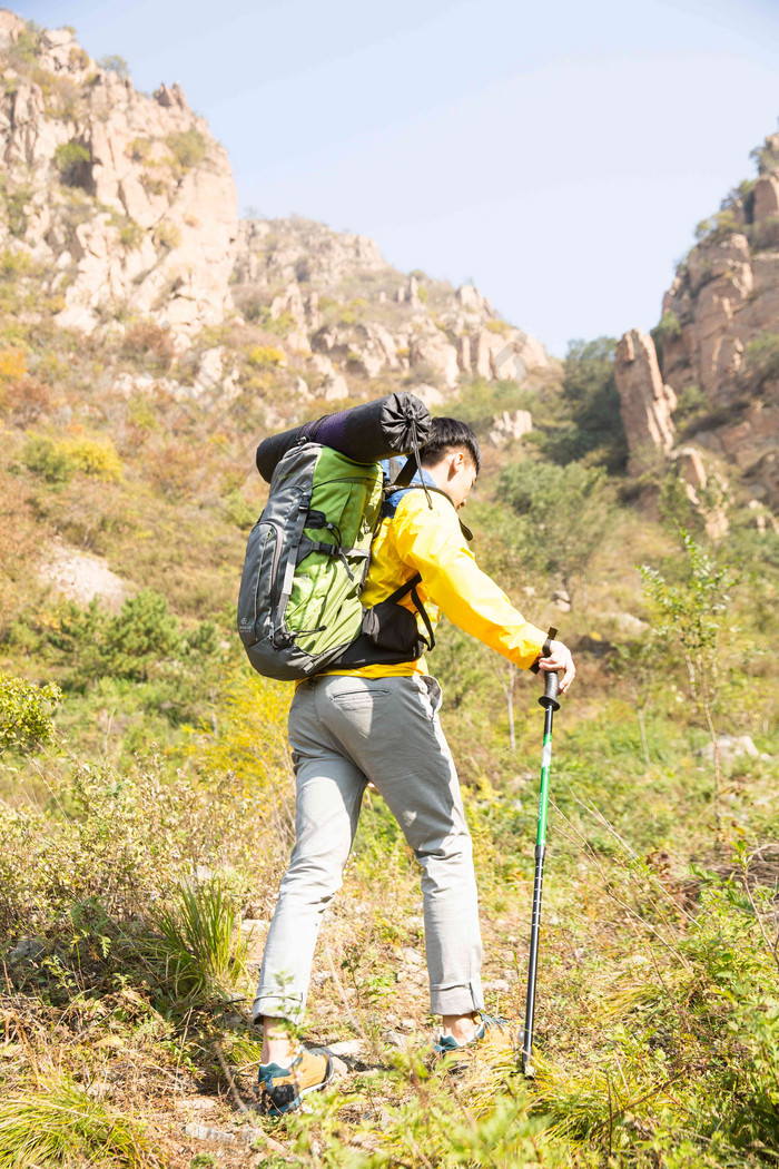 青年男人登山包场景