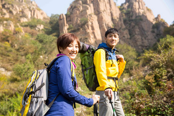 青年男女登山东方人氛围场景