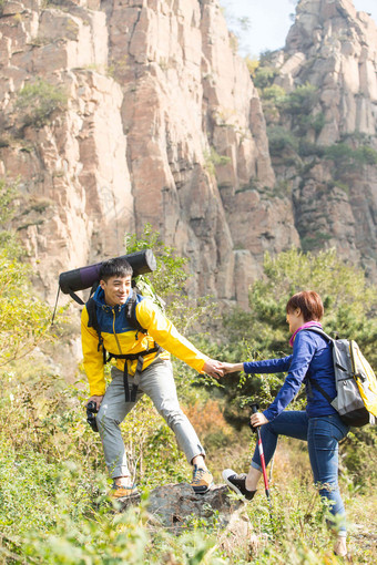 青年男女登山