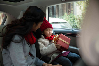 母亲和女儿<strong>乘车</strong>回家兴奋高质量素材