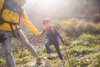 青年男女登山山氛围场景