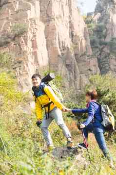 青年男女登山