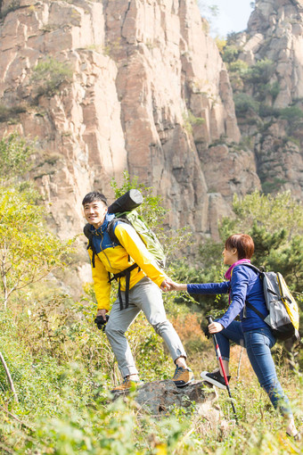 青年男女登山摄影高端照片