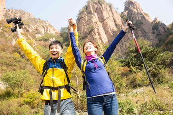 青年男女登山