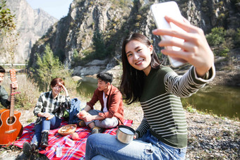 青年男女在山里露营