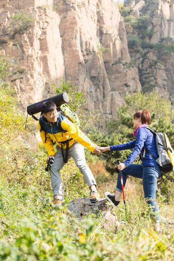 青年男女登山享乐高端场景