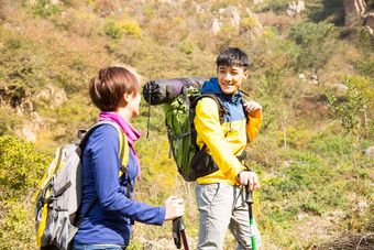 青年男女登山快乐高质量场景