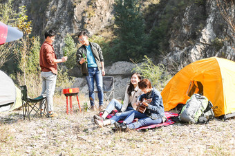 青年男女在山里露营