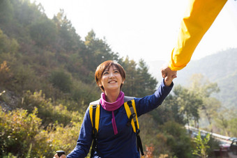 青年男女登山攀登高质量图片