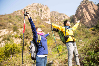 青年男女登山