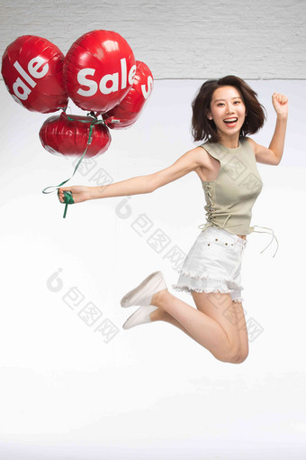 快乐的年轻女孩拿着气球