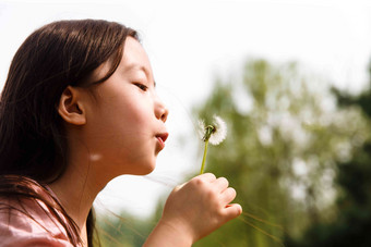 可爱的女孩在户外